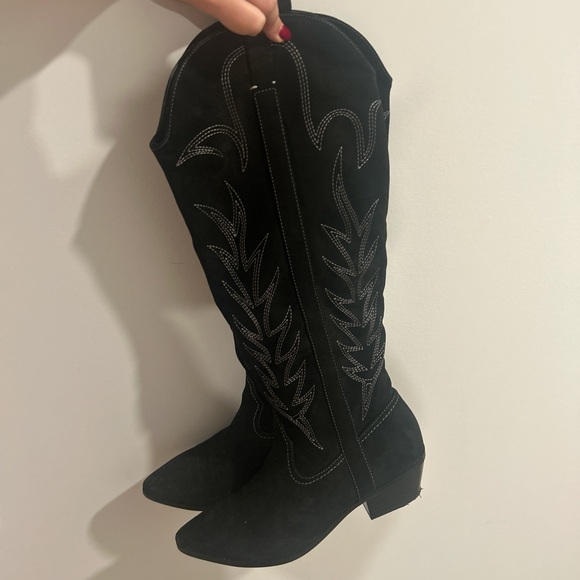Black Western Style Boots with Embroidered Design - Picture 1 of 2
